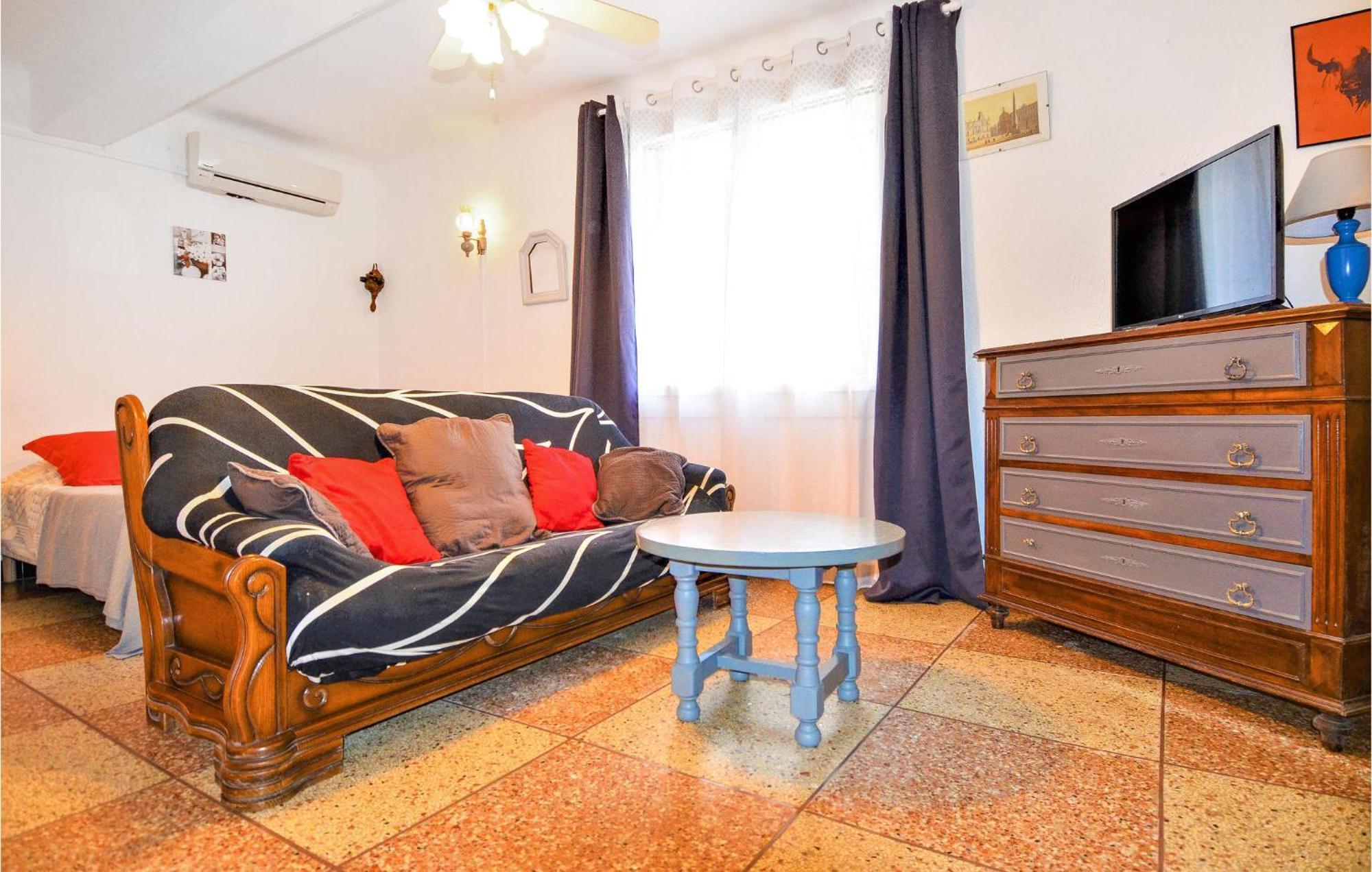 Lovely Home In Arles With Kitchen Extérieur photo